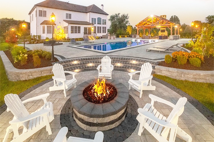 Cambridge Pavers outdoor fire pit